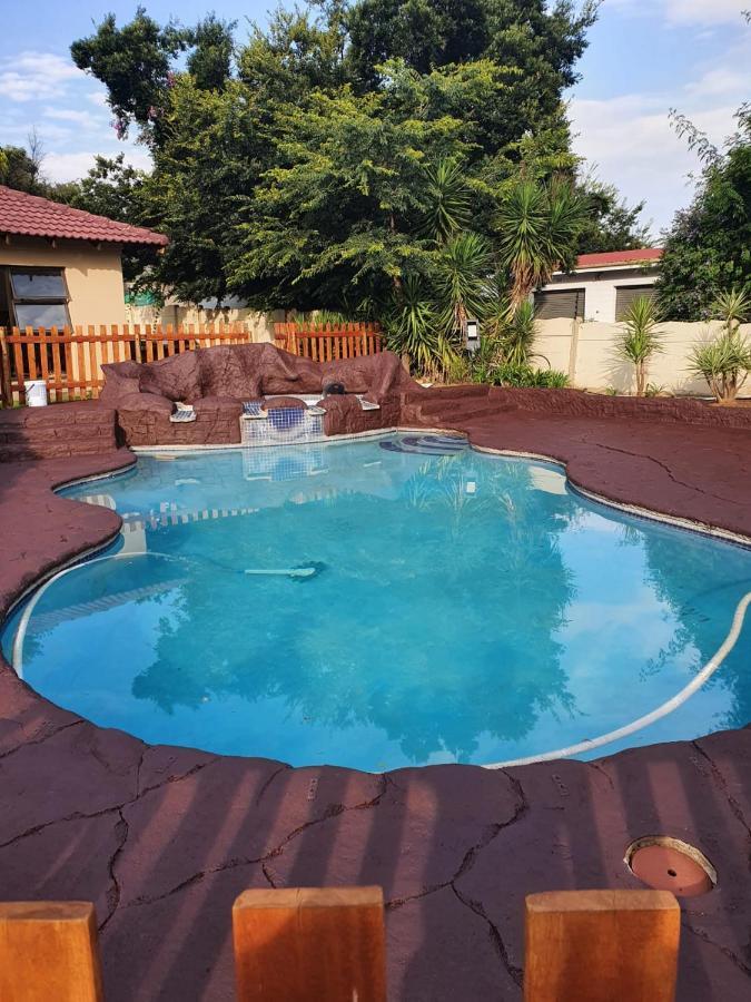 Alu Guesthouse Роодепоорт Екстериор снимка